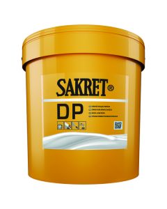 Professional application of SAKRET KS lime paint on a historic masonry facade, showcasing its breathable finish and compatibility with mineral-based restoration systems.