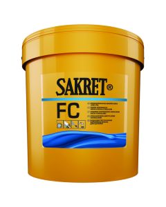 Professional application of SAKRET FC acrylic paint on a building's plinth, showing the durable, water-repellent finish that protects mineral baseboards from ground moisture and dirt.