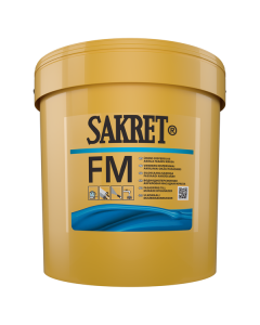 Professional exterior view of a building facade being treated with SAKRET FM siloxane-modified acrylic paint, showcasing its matte protective finish and water-repellent performance on a mineral surface.