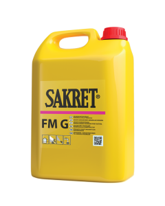 SAKRET FM G transparent water dispersion primer being applied to a restoration plaster surface to improve paint adhesion and reduce absorption.