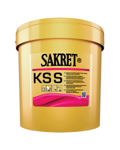 Professional application of SAKRET KS S silicate texture paint on an exterior mineral facade, showing the structured roller technique used to achieve a matte finish that conceals surface imperfections.