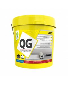 SAKRET white quartz sand contact primer applied to a smooth concrete surface to create a textured, high-adhesion base for tiling and plastering.