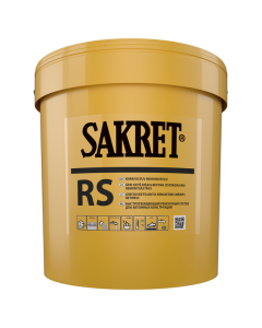 Professional repair of a concrete structural beam using SAKRET fast-setting mortar to fill formwork voids and surface recesses for a smooth, high-strength finish.