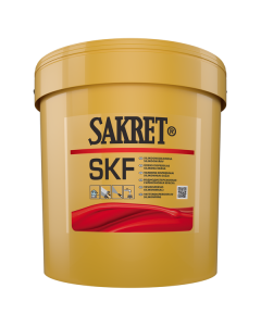 Exterior view of a mineral building facade being finished with SAKRET SKF silicone paint, showcasing the matte protective finish and the "lotus effect" where water beads off the surface.