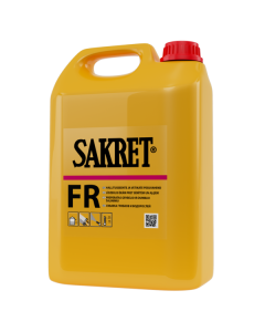 Professional treatment of a weathered masonry wall with SAKRET FR, demonstrating the application of the biocidal agent to neutralize active algae and fungal growth before repainting or plastering.