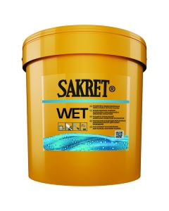 Professional application of SAKRET KS silicate paint on a mineral facade, demonstrating the matte finish and the "wet-on-wet" technique used for a seamless, breathable protective layer.
