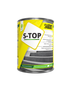 A professional finish of SAKRET S-TOP polyurethane-acrylic paint on a concrete staircase, showing the abrasion-resistant, semi-matte protective layer that enhances the durability of reinforced concrete elements.
