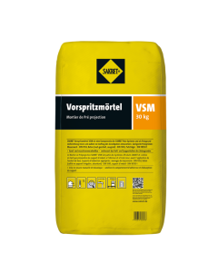 Professional mechanical application of SAKRET VSM sprayable renovation adhesive plaster on a porous mineral wall, showing the characteristic "spatter" technique used to create a high-adhesion bonding bridge.
