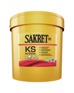 Professional application of SAKRET KS silicate paint on a mineral facade, demonstrating the matte finish and the "wet-on-wet" technique used for a seamless, breathable protective layer.